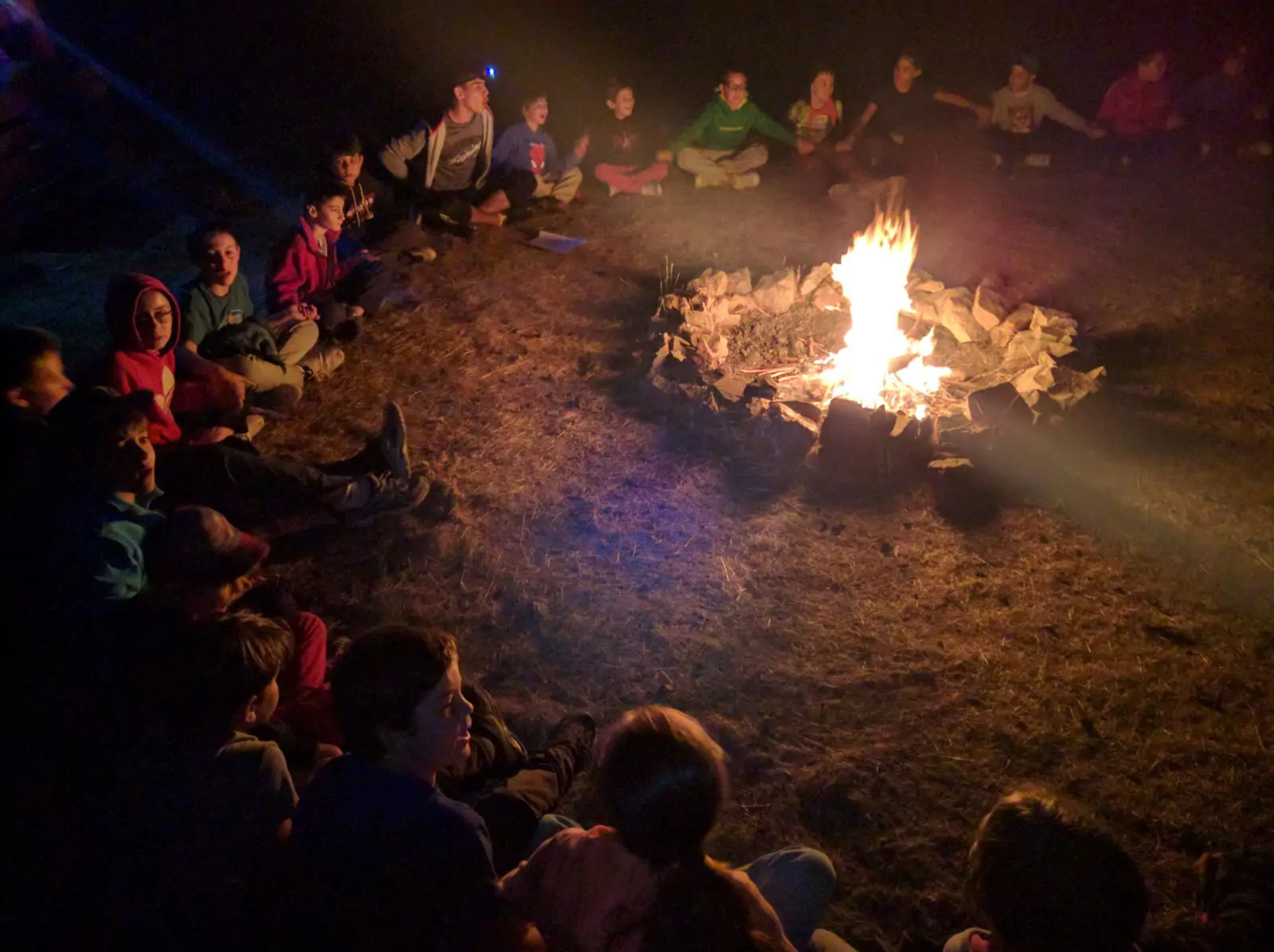 Noches de campamento alrededor del fuego